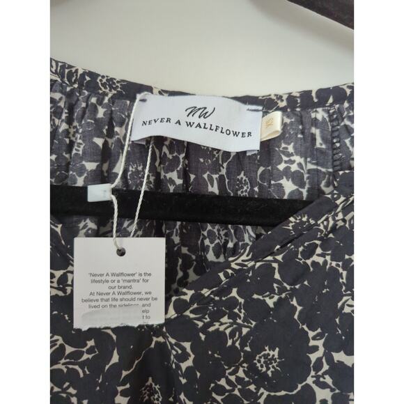 Never A Wallflower Gathered V Neck Floral Dress NWT - Picture 6 of 7